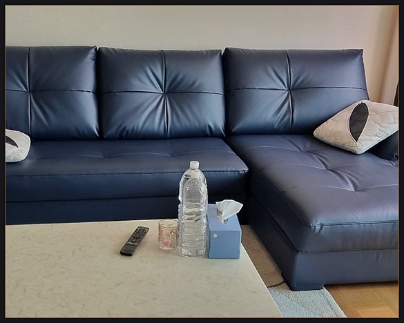 바닥과 커튼 색을 먼저 두고 고른 네이비 가죽 소파
